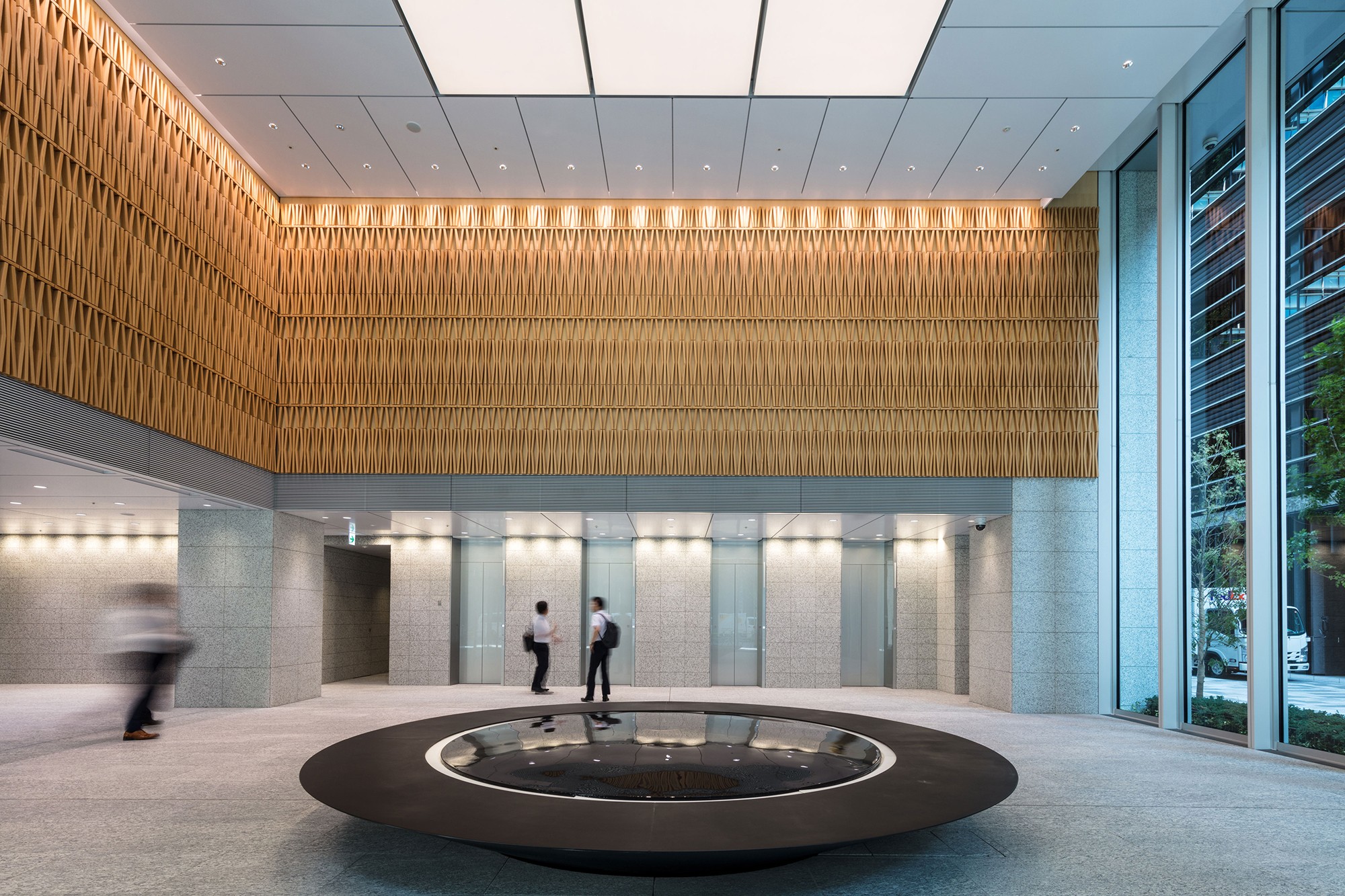 武田グローバル本社：1Fビルエントランス。漢字をモチーフとしたデザインは、壁面のアートワークやオフィスフロアの照明などに展開されている。