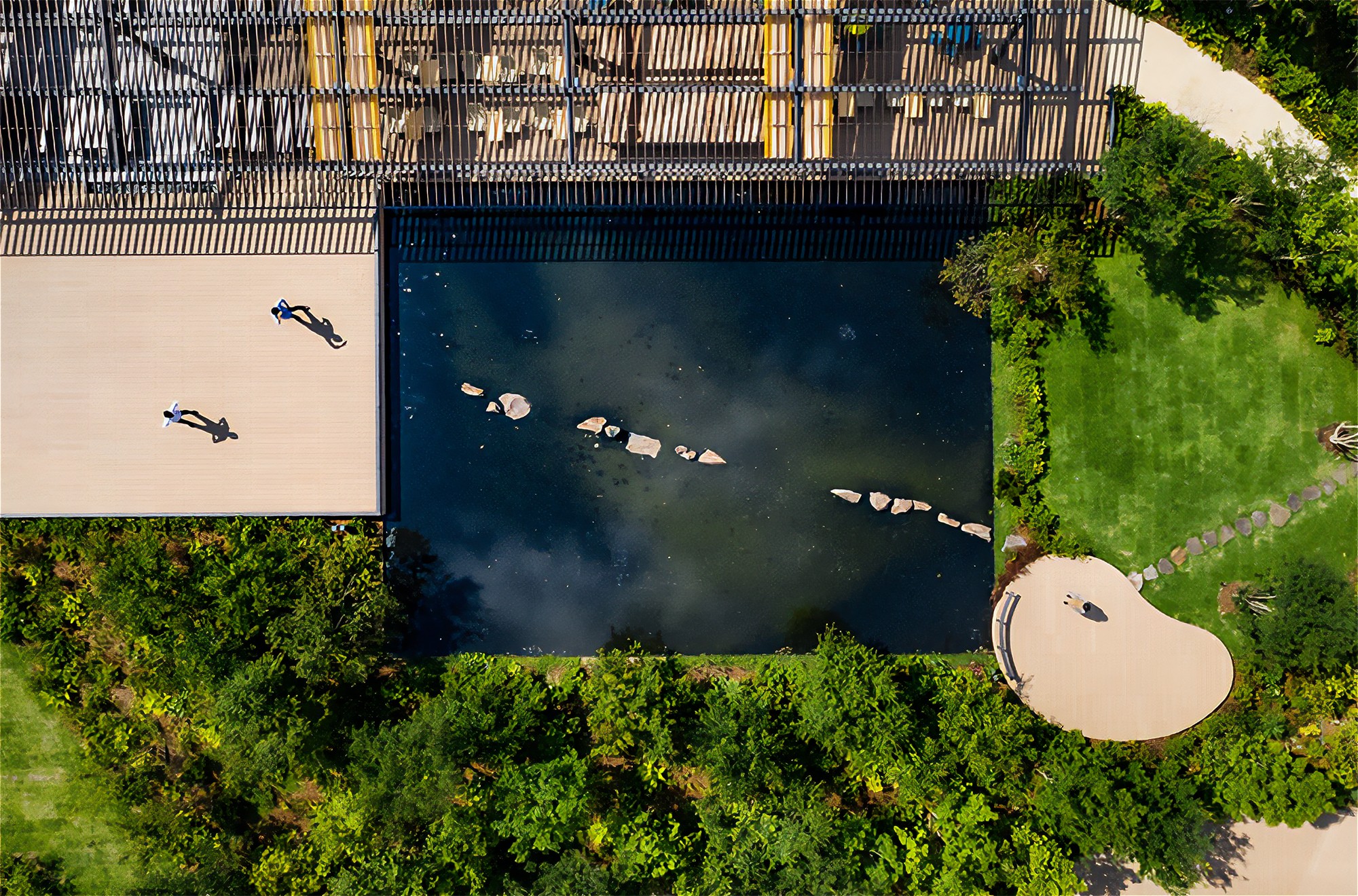 日本橋三越本店本館：屋上庭園を上空から撮影。庭園は「集いの広場」「季節を映す水辺」「遊びの野原」「鎮守と伝統の杜」「四季の森」の5つのゾーンで構成されている。