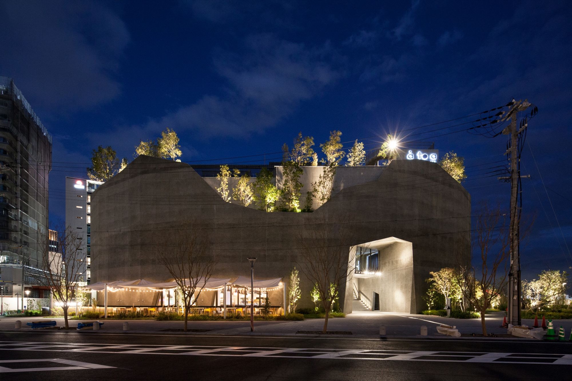 神戸ポートミュージアム：建物を直接照らさず、象徴的な建築の形状を浮かびあがらせるように考えられた照明デザイン。