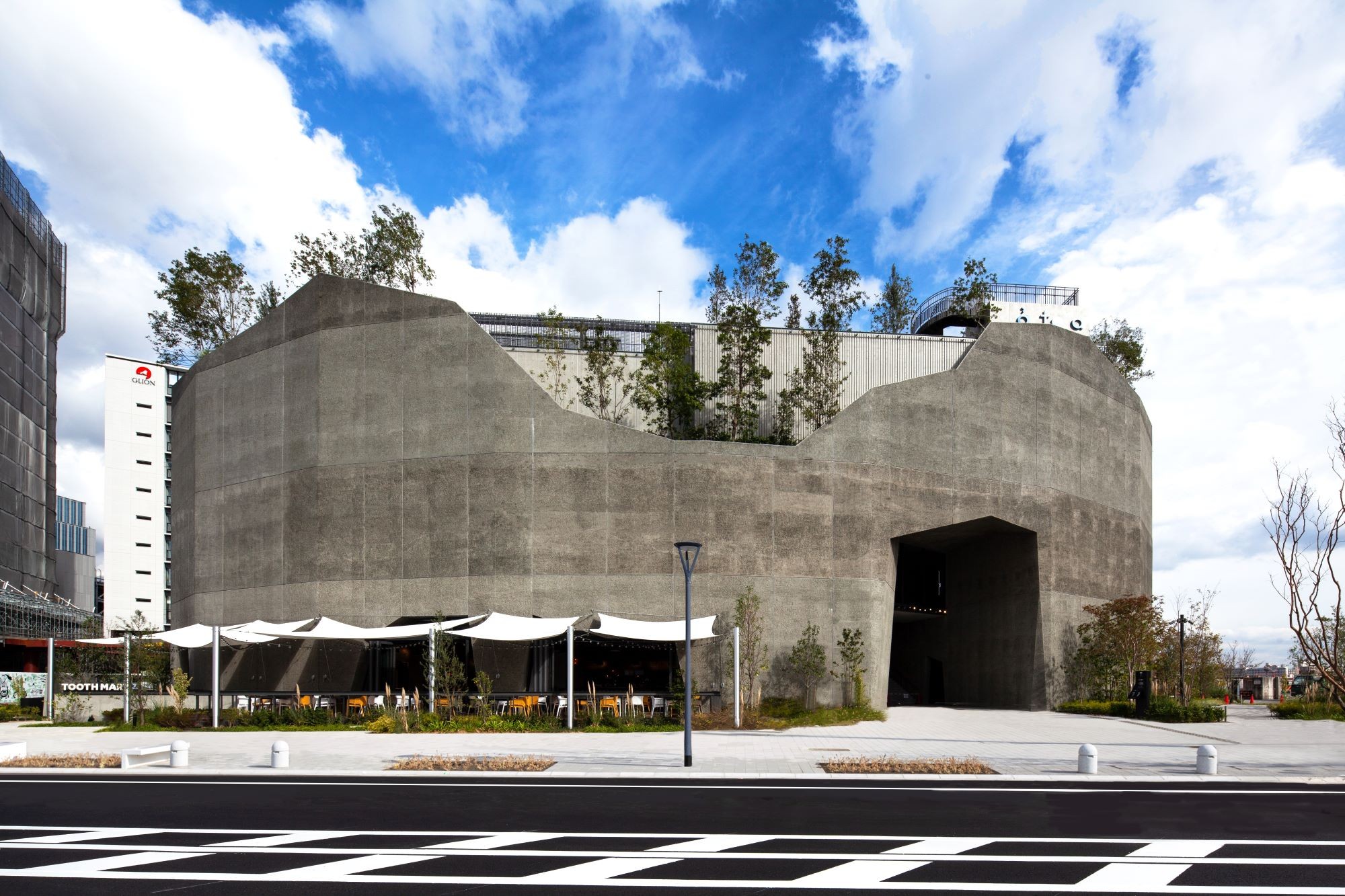 神戸ポートミュージアム：100万年前から隆起がはじまった六甲の地形の成り立ちを建築の形で表現した外観デザイン。